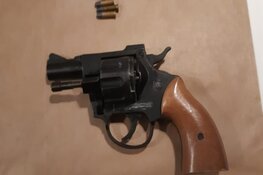 Man gearresteerd, revolver in woning gevonden
