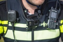 Man slaat met houten balk