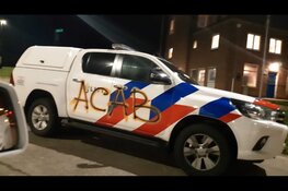 Graffiti gespoten op politiebureaus en -auto&#39;s