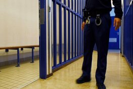 Agressieve man brengt nacht in cel door