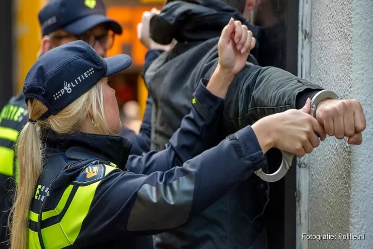 Politie houdt viertal aan en onderzoekt diefstal in vereniging