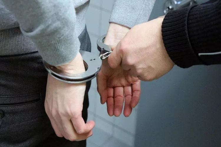 Man aangehouden na ruzie en bedreiging, mes gevonden in bosjes