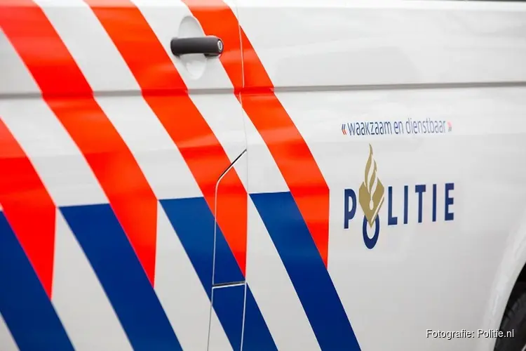Politie treft in auto halfnaakte vrouw, wapens en drugs aan