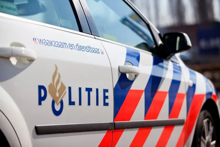 Automobilist laat haar auto met wapenstok op de rotonde achter