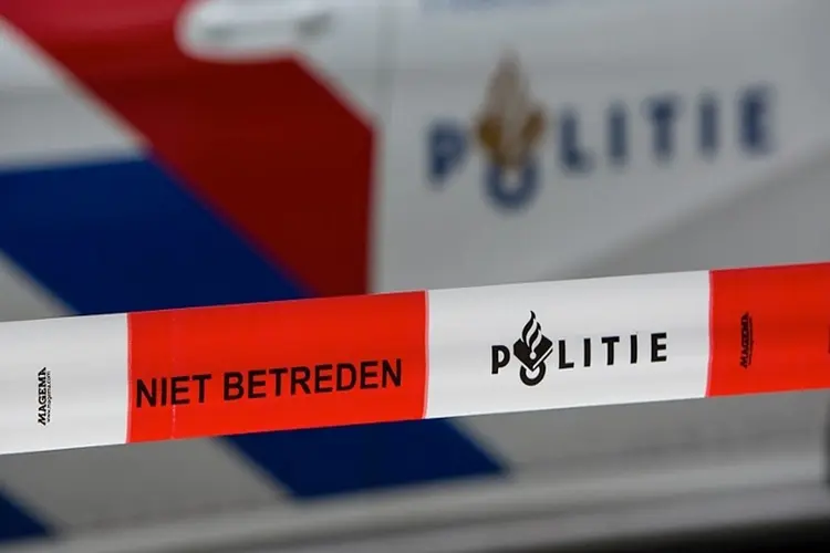 Man vliegt met auto uit bocht en belandt in de sloot