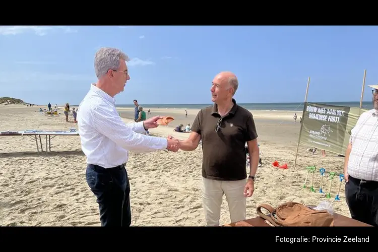 Collectie archeologische strandvondsten overhandigd in Vrouwenpolder