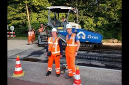 Wethouder bezoekt asfaltwerkzaamheden aan Kanaalweg en Kleverskerkseweg