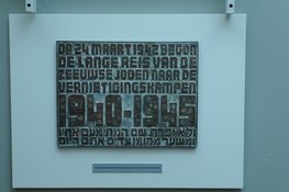 Herinneringsplaquette gedeporteerde Zeeuwse Joden tijdelijk naar de ZB vanwege restauratie station Middelburg