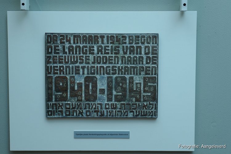 Herinneringsplaquette gedeporteerde Zeeuwse Joden tijdelijk naar de ZB vanwege restauratie station Middelburg