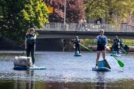 Clean up on Tour in Middelburg: Sportief suppen voor een plasticvrije gracht tijdens de Watersportdagen