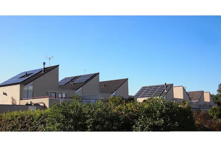 Zonnepanelen op je dak? In Zeeland gaat je rekening met 310 euro omhoog